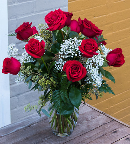 12 Medium Stemmed Roses in a Vase